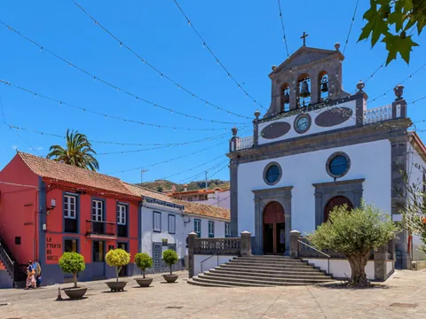 Plaza central de San Mateo, en un día soleado.