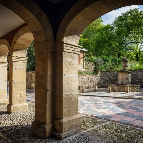 Soportales de piedra y fuente en el casco histórico de Avilés
