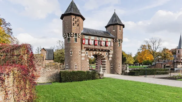 Entrada y arco al castillo de Haar Haarzuilens Utrecht Países Bajos