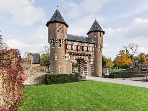 Entrada y arco al castillo de Haar Haarzuilens Utrecht Países Bajos