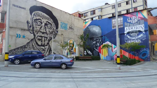 Paredes decoradas con arte urbano en Medellin.