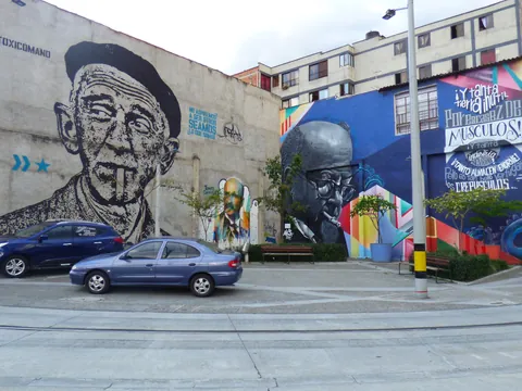 Paredes decoradas con arte urbano en Medellin.