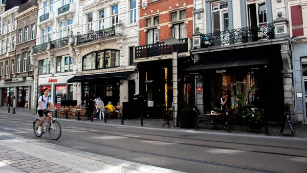 Calle de Gante y terrazas frente a edificios históricos en Bélgica