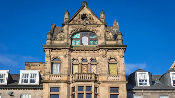 Vista de un edificio histórico en New Town, con su elegante fachada georgiana de piedra y detalles arquitectónicos clásicos.