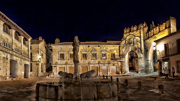 Plaza del Populo visita guiada Baeza noche