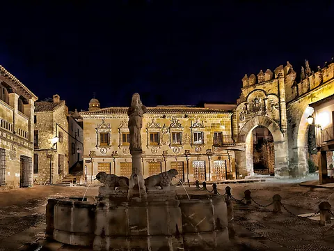 Plaza del Populo visita guiada Baeza noche