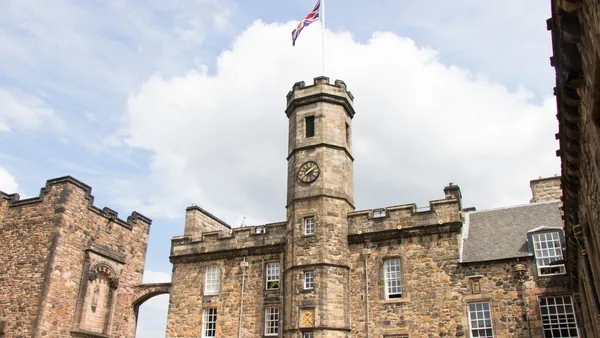 Torre y edificio en el interior del castillo de Edimburgo.