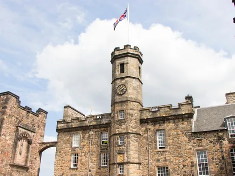 Torre y edificio en el interior del castillo de Edimburgo.