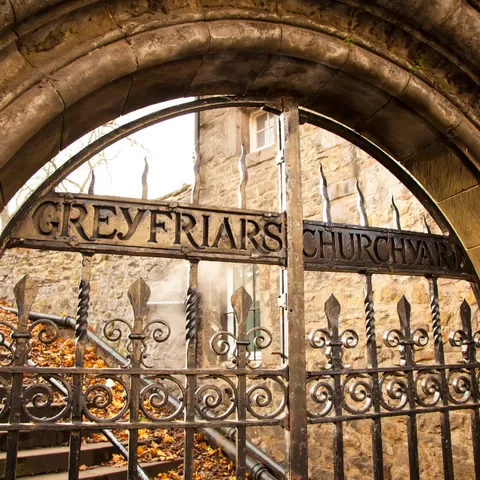 Entrada del Cementerio de Greyfriars - Cementerio de Greyfriars - Qué ver en Edimburgo - Guía de Viajes Edimburgo - Buendía Tours