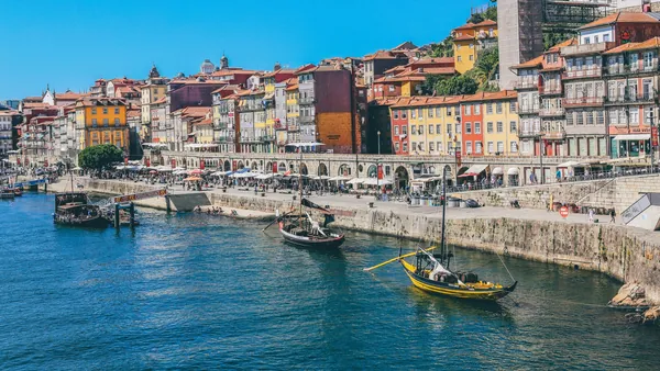 Barcos amarrados frente las casas de la Ribeira de Oporto, Portugal