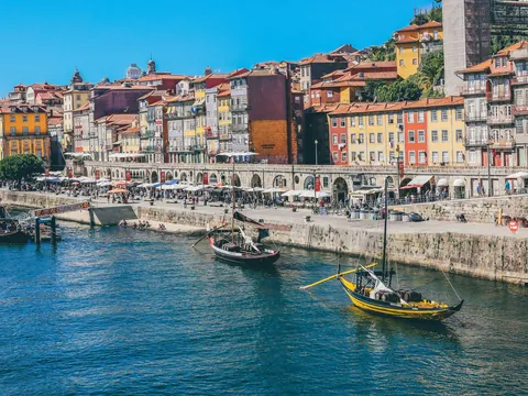 Barcos amarrados frente las casas de la Ribeira de Oporto, Portugal