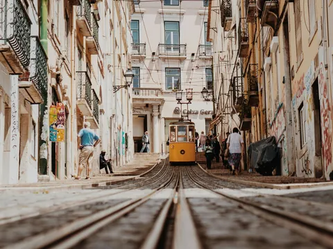 Tranvía subiendo una calle empinada del barrio de Bica en Lisboa