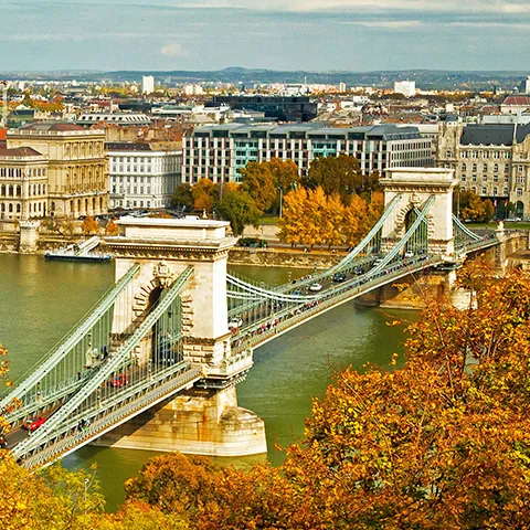 Vista aérea del Puente de las Cadenas de Budapest