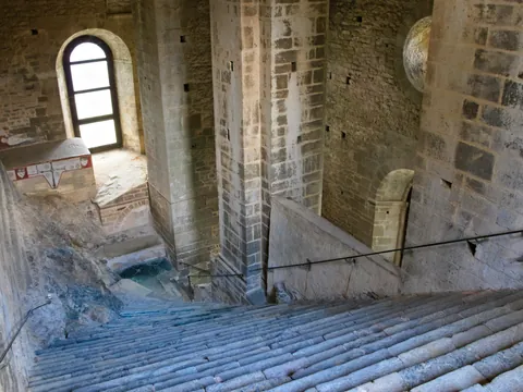 Escaleras de bajada a la abadía de San Michele.