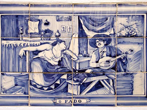 Azulejo sobre el fado en la Mouraria, uno de los barrios históricos de Lisboa