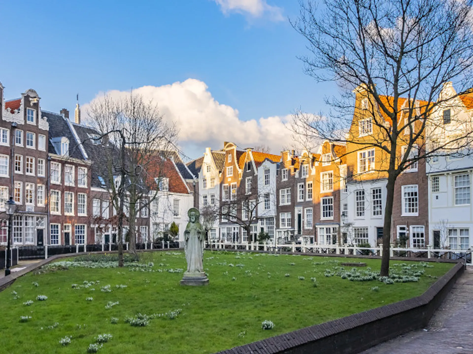 Casas y esculutura en el Beguinario -Ámsterdam que ver-Guía de viaje 