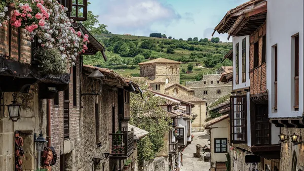 Calle histórica con vistas a la colegiata en Santillana del Mar, Cantabria