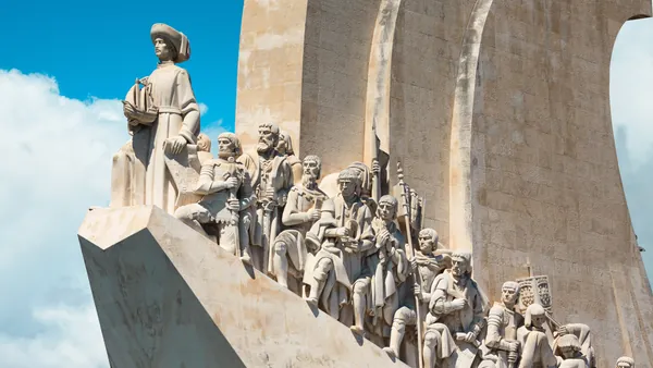 Esculturas del Monumento a los Descubrimientos en Lisboa.