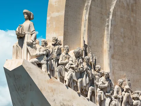 Esculturas del Monumento a los Descubrimientos en Lisboa.