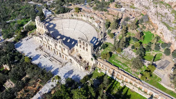 Vista aérea del teatro Odeón de Herodes Ático en la Acrópolis de Atenas, Grecia