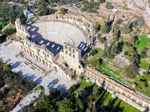 Vista aérea del teatro Odeón de Herodes Ático en la Acrópolis de Atenas, Grecia