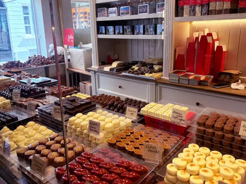 mostrador con bombones y chocolates artesanales en Brujas