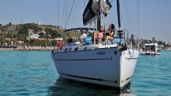 Personas disfrutando de paseo en velero por Lisboa
