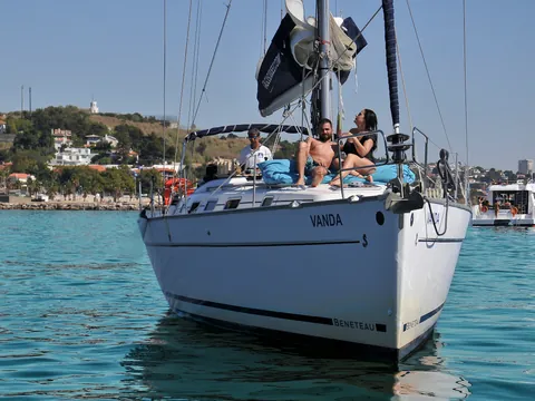 Personas disfrutando de paseo en velero por Lisboa