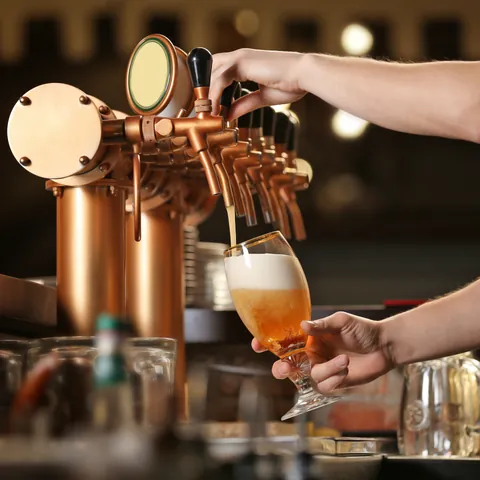 Hombre tirando cervezas en Berlín- Berlín mejores cervecerías
