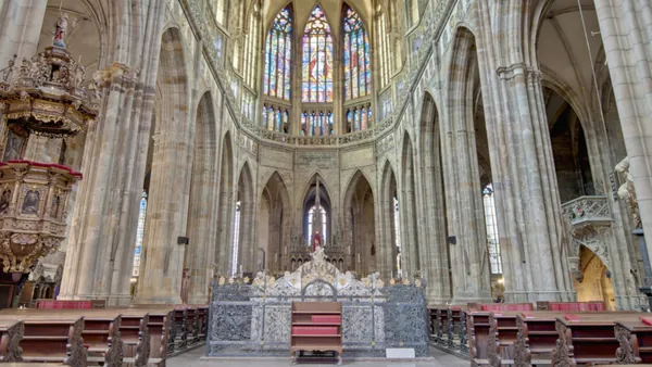 Interior de la Catedral de San Vito con vidrieras en el Castillo de Praga.