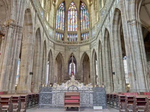 Interior de la Catedral de San Vito con vidrieras en el Castillo de Praga.