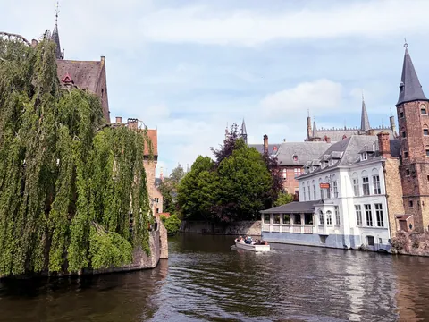 barco con turistas navegando por el Canal del Rosario en Brujas