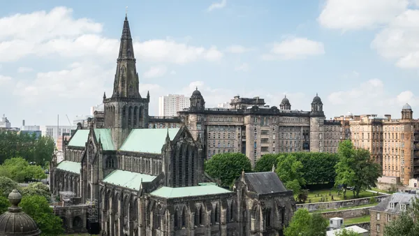 Catedral de Glasgow y edificios de alrededor