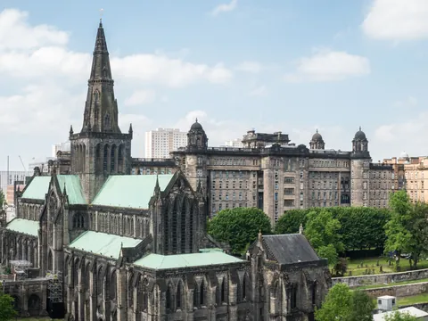 Catedral de Glasgow y edificios de alrededor