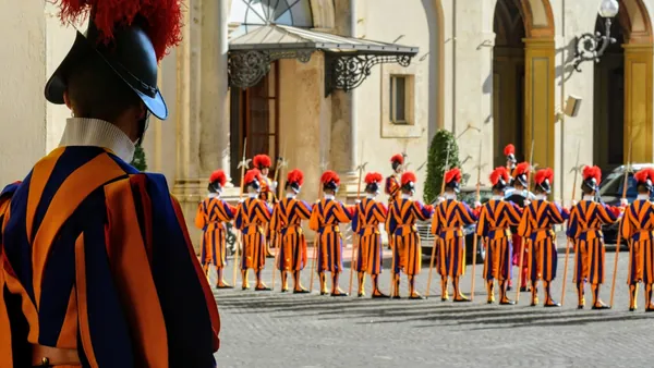 Guardia Suiza Pontificia formada en el Patio de San Dámaso, Ciudad del Vaticano