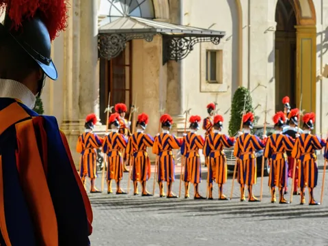 Guardia Suiza Pontificia formada en el Patio de San Dámaso, Ciudad del Vaticano