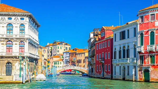 Puente sobre canal rodeado de edificios coloridos en el centro histórico de Venecia