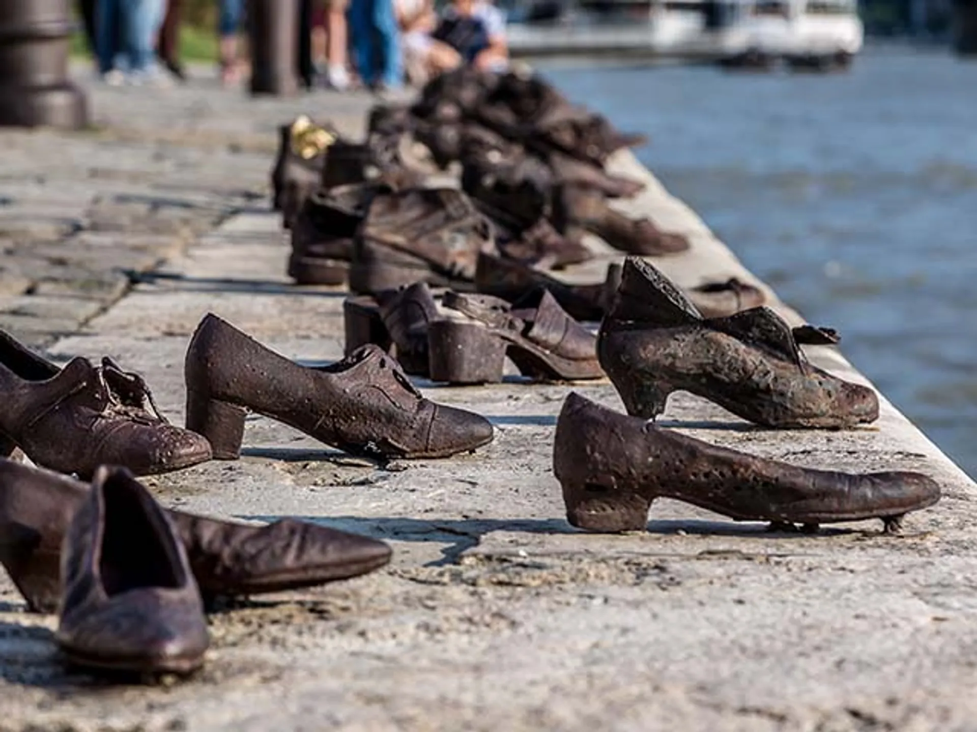 Zapatos en el Paseo del Danubio en Budapest-Guía Buendiatours