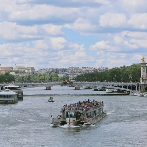 Paseo en barco por el Sena en París