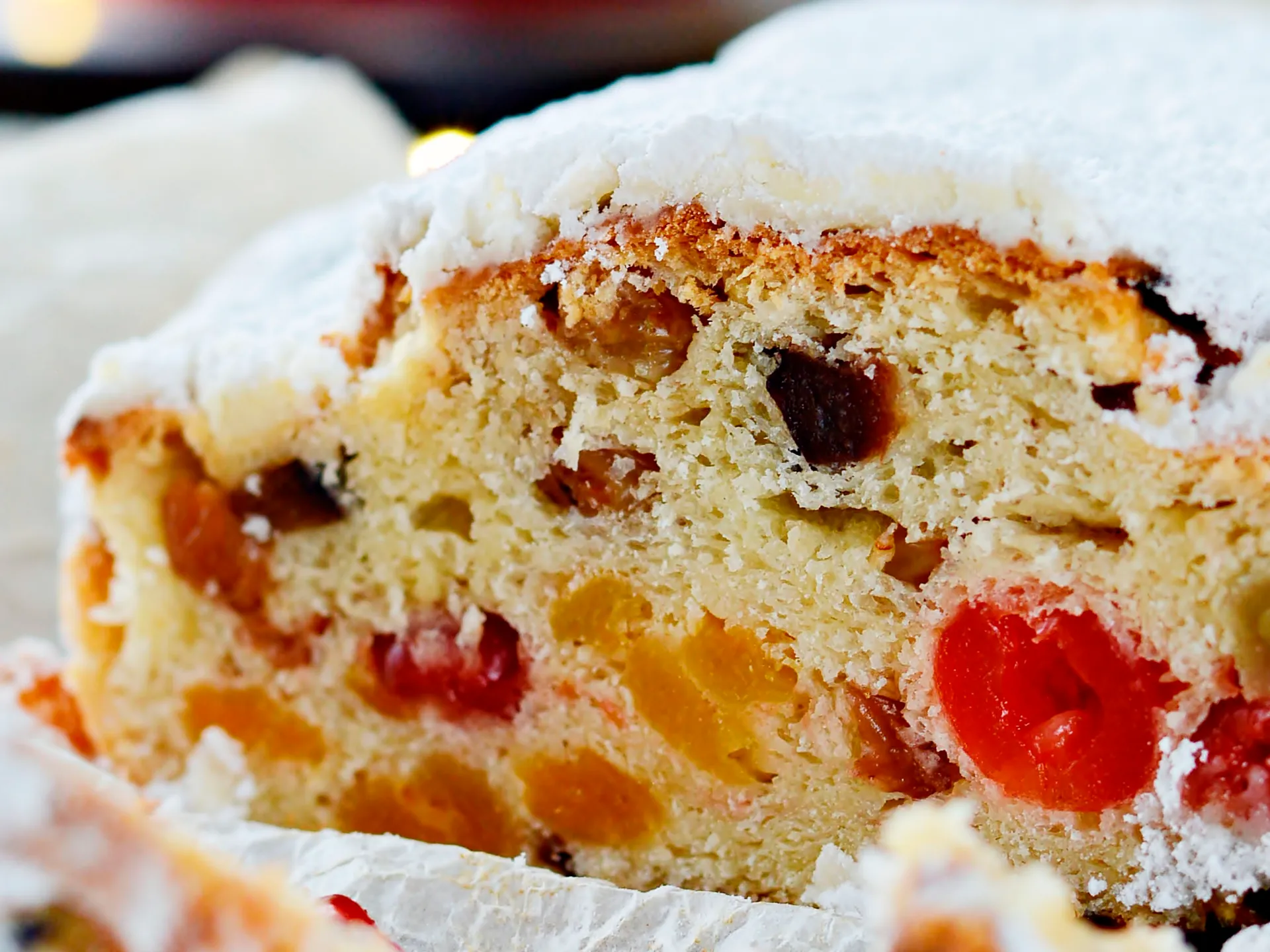 Strollen, el tradicional postre navideño festivo hecho con pasas, albaricoques secos, cerezas secas, nueces y frutas confitadas en glaseado de azúcar - Los mejores Mercadillos de Navidad en Europa 2022 - Blog - Buendía Tours 