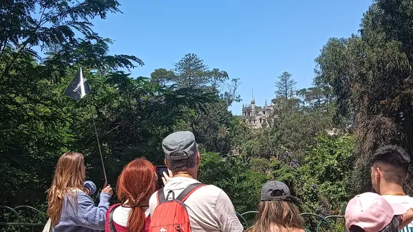 guía de buendía observando la Quinta da Regaleira con los excursionistas