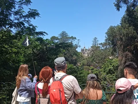 guía de buendía observando la Quinta da Regaleira con los excursionistas
