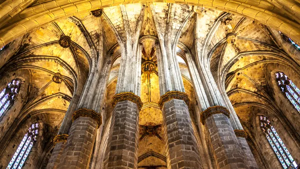 Interior gótico de la basílica de Santa María del Mar en Barcelona