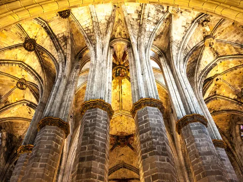 Interior gótico de la basílica de Santa María del Mar en Barcelona