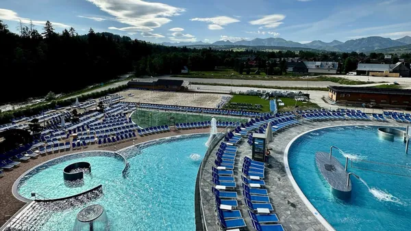 Termas al aire libre con vistas a los montes Tatra en Zakopane, Polonia