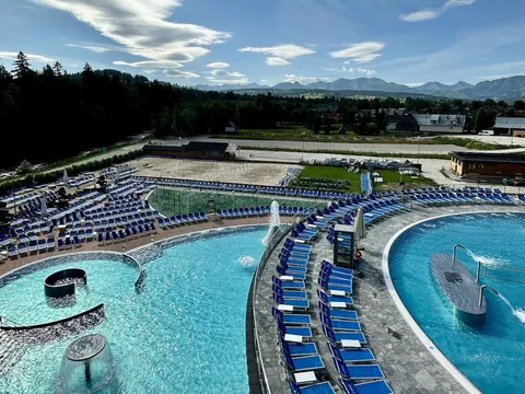 Termas al aire libre con vistas a los montes Tatra en Zakopane, Polonia