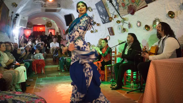 Bailaora de flamenco en las Cuevas los Tarantos del Sacromonte.