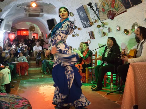 Bailaora de flamenco en las Cuevas los Tarantos del Sacromonte.