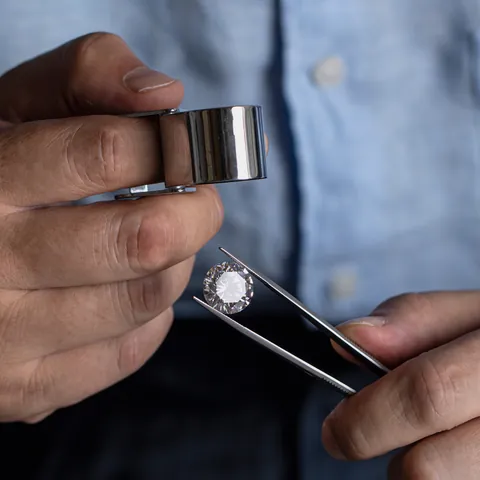 Hombre examinando un diamante hecho en Amberes, Bélgica