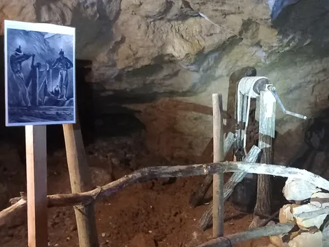 Detalle con carteles explicativos de la mina.